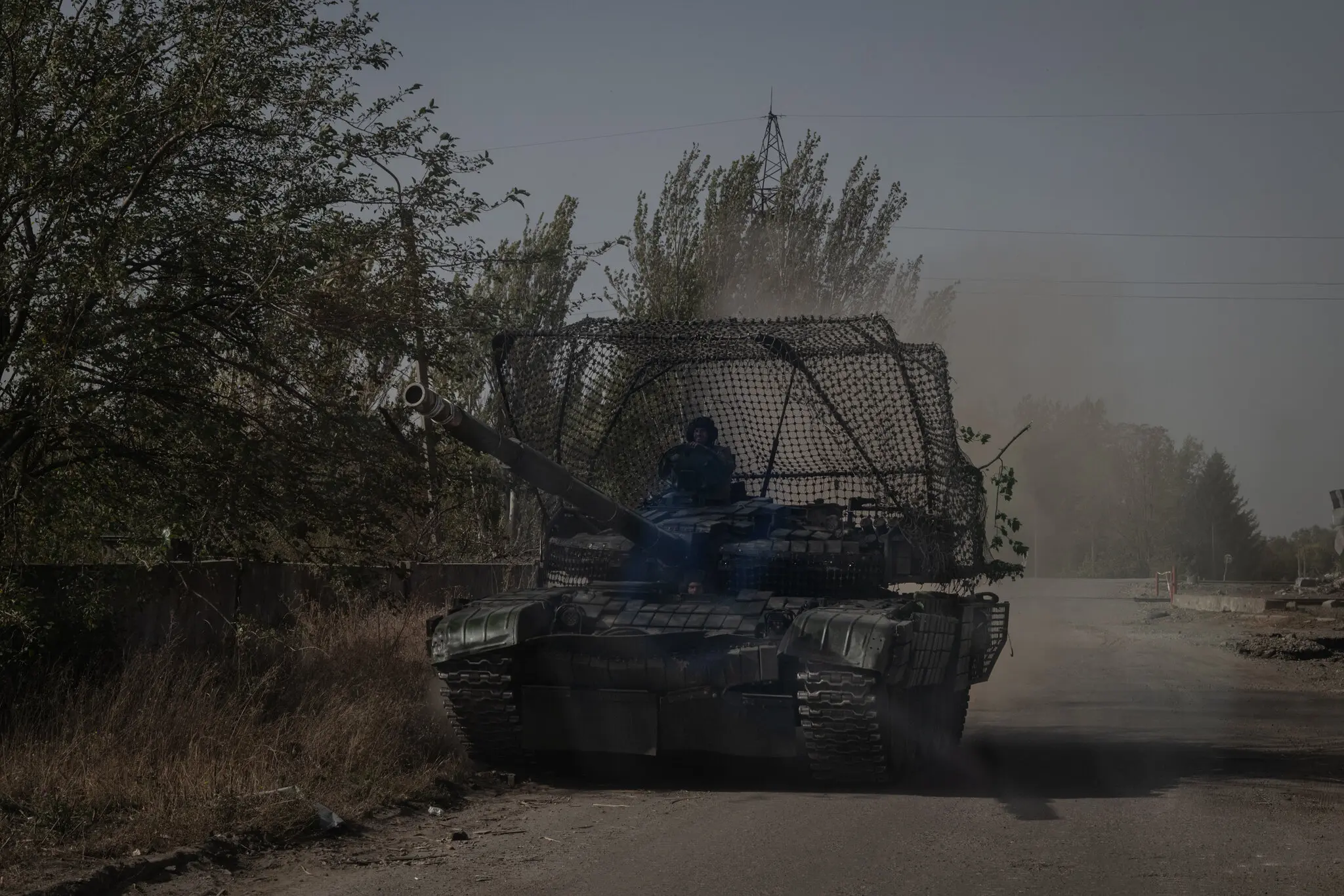 Український танк їде до лінії фронту в Покровську у вересні.